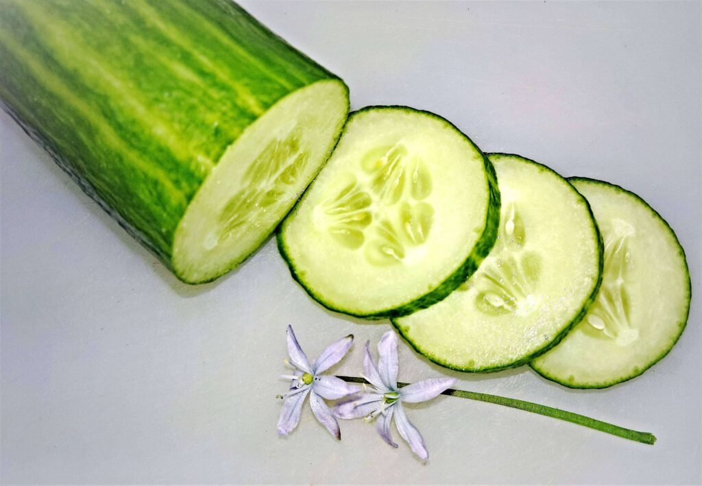 100g of fresh cucumber with approximately 15 calories
